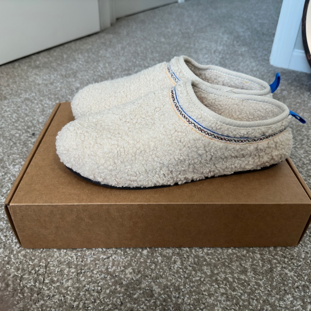 Men’s size 13 TOMS slippers cream.
